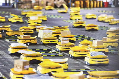 踔厲奮發(fā)新征程丨新興技術(shù)融入收揀送環(huán)節(jié)，自動(dòng)化設(shè)施加速落地應(yīng)用，“無(wú)人”快遞智能升級(jí)